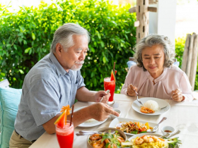 喝水也會嗆？2成長輩每週嗆咳3次…吞嚥退化如看不見的牆，阻隔正常生活！4技巧遠離吸入性肺炎