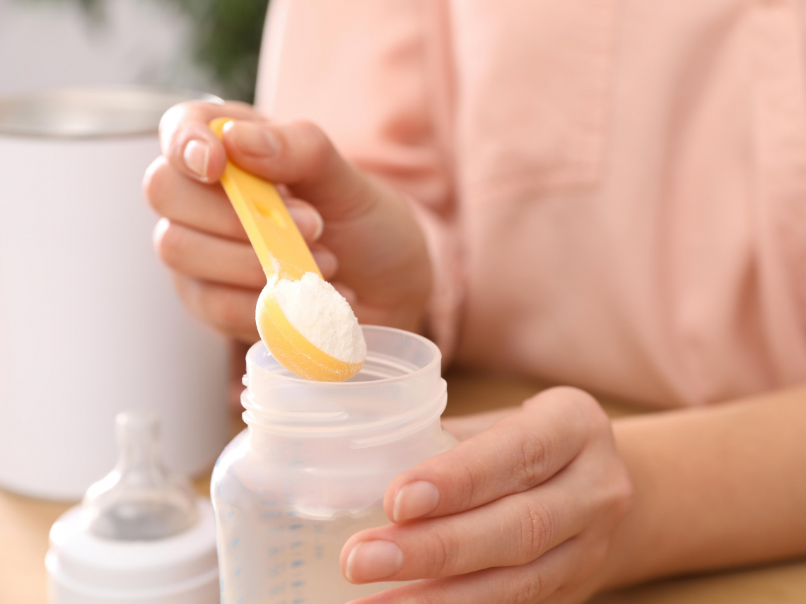 影／中國假奶粉充當進口貨、原來全是奶精＋澱粉，連鑑定人員難辨真假！怎麼發現的？線索來自「空氣中」