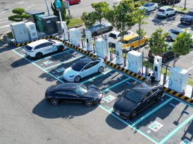 超越特斯拉，卻是特斯拉樂見？EVOASIS躍升全台最大充電網：電動車銷售逆風，為何更積極搶攻六都？