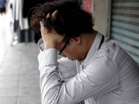 60歲銀行員忌妒同學暴富，投資股票7天賺4萬樂極生悲，1錯誤「500萬退休金半年只剩70萬」：我太蠢了