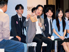 青春聚焦》「中國會打來嗎？」學生從台海國安問到低薪、防詐　賴清德手拿國防小橘書  解惑青年提問