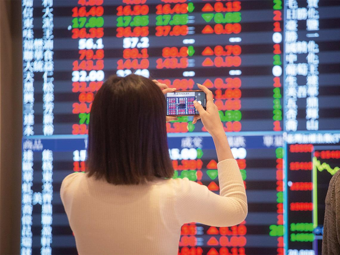 擺脫賺息賠價差  選股策略轉向總報酬思惟  高股息ETF納「成長因子」  績效突圍