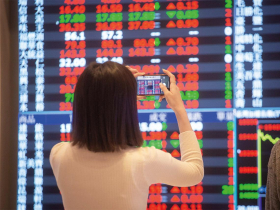 擺脫賺息賠價差  選股策略轉向總報酬思惟  高股息ETF納「成長因子」  績效突圍