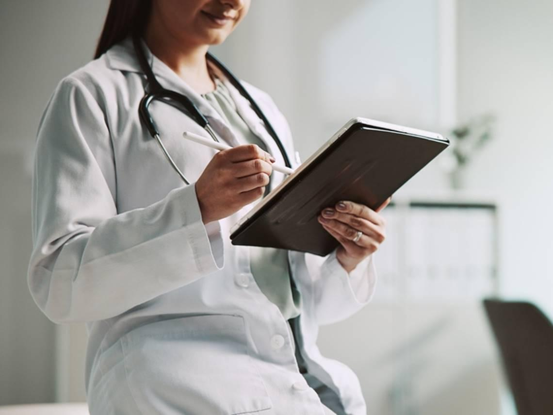 不菸不酒、吃全素，女醫師竟50歲罹乳癌：「這毒素」比飲食更可怕...為何早上醒來先喝「1杯溫開水」很重要