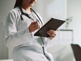 不菸不酒、吃全素，女醫師竟50歲罹乳癌：「這毒素」比飲食更可怕...為何早上醒來先喝「1杯溫開水」很重要