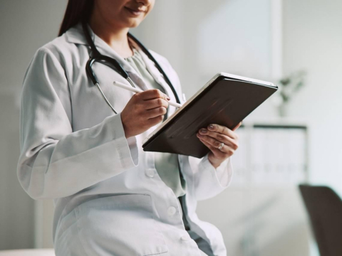 不菸不酒、吃全素，女醫竟50歲罹乳癌：「這毒素」比飲食更可怕…為何早上醒來先喝「1杯溫開水」很重要