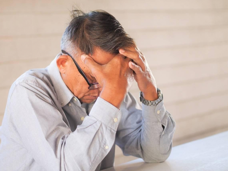 年薪240萬人生勝利組，60歲的一個決定毀掉晚年「淪獨居老人」：人生剩泡麵、空房和離婚協議書