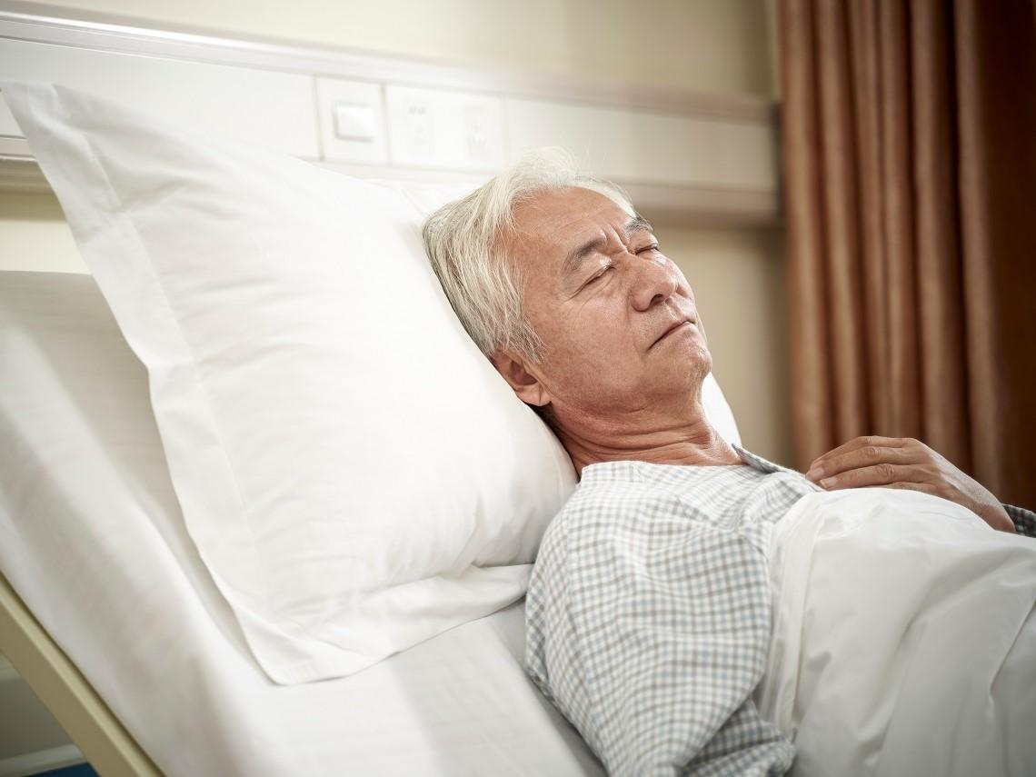 家屬捨不得放手！85歲爺「插管＋氣切」延命半年仍離世…重症醫：非單純「救不救」，決策前先問3件事