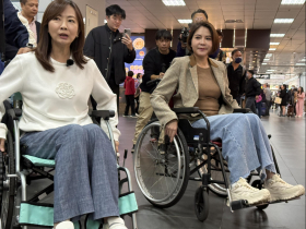 北車地下迷宮容易迷路？身障者更崩潰！藍綠委坐輪椅動彈不得，台鐵：將縮短爬梯機等待時間