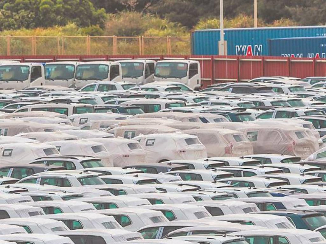 MAZDA、VOLVO、福斯…進口車堆滿台北港，經銷商愈賣愈虧，尚鵬年底分手SKODA，亞洲最大據點不到2年退場