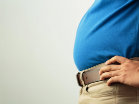 能量飲「越喝肚子越大」？不只學童、大人也少碰…醫示警「這成分」恐導致正常體重肥胖：終身不再碰