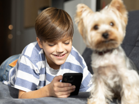 澳洲社群禁令全球首見！16歲以下不能滑IG、Threads等10平台，最高罰媒體10億…爭議挑戰一文看