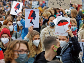 他山之石》憲法法庭遭染指、損害獨立性  波蘭女性痛失自主墮胎權 波蘭民主倒退 劇本在台重演？