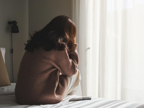 她拍片揭性暴力真相，無法上映卻站上奧斯卡殿堂！為何受害者求助反被噤聲？心理師：不再隱忍是療癒第一步