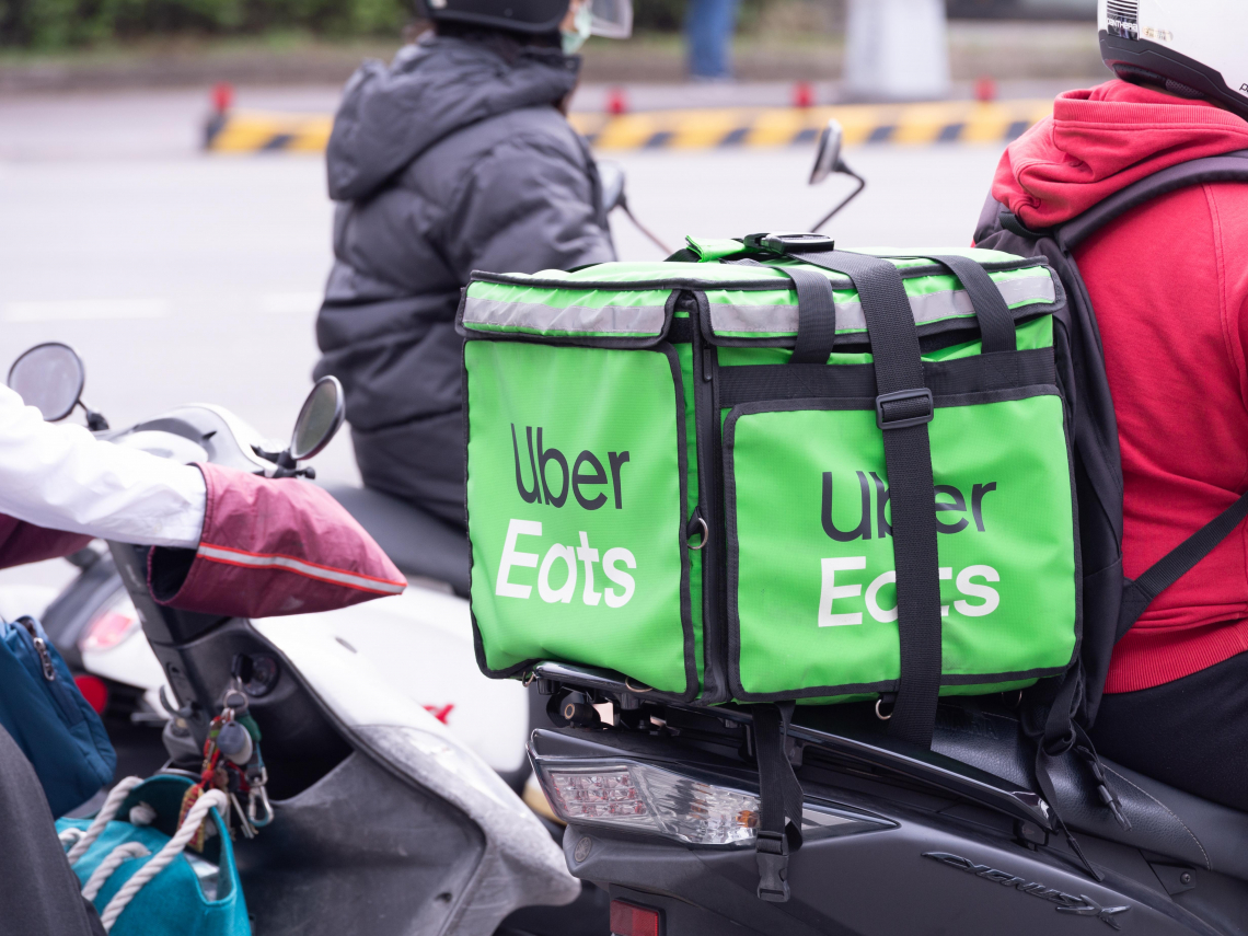 外送費要漲了？Uber執行長稱專法禁止疊單「每單要多付20元」...工會駁斥：防止平台剋扣報酬