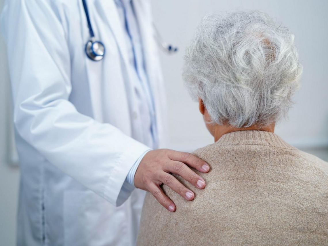 健保快破產都怪長輩？退休族醫療費是年輕人6.4倍…醫揭「過度就醫」真相：不是貪心，是被制度推著跑