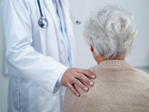 健保快破產都怪長輩？退休族醫療費是年輕人6.4倍…醫揭「過度就醫」真相：不是貪心，是被制度推著跑