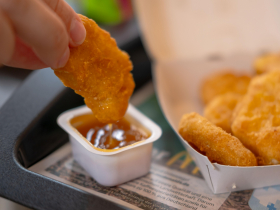 麥當勞新品粉色雞塊？他咬一口竟吃到「生肉」！3塊全沒熟...怨僅給券了事，官方回應這樣說