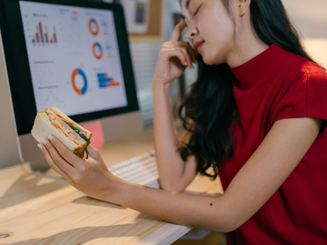 早餐一顆飯糰就「斷訊」？42萬網友對「暈碳」超有感…醫曝冬季最嚴重，5招救回清醒力