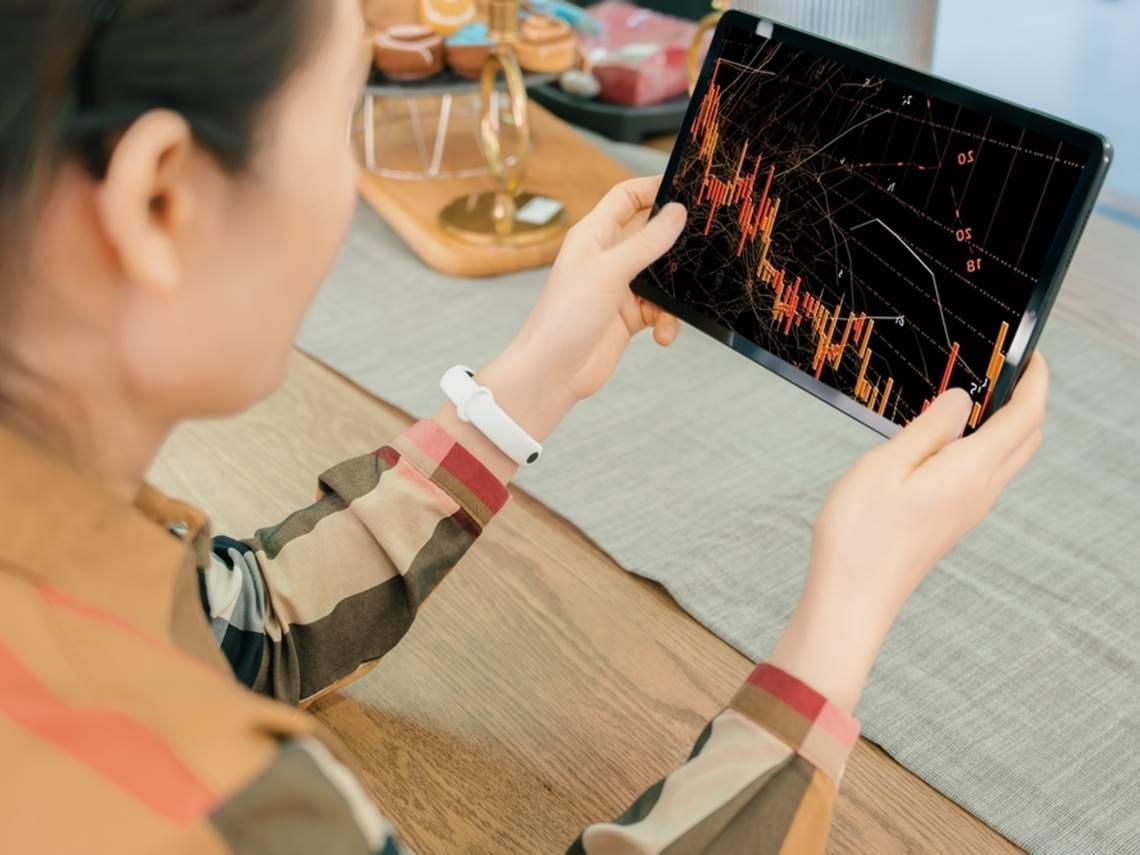 77歲寡母月領1萬4年金、吃即期品補破衣，手機K線圖曝光祕密：竟是「月領6萬股息」投資老手，揭存股3心法