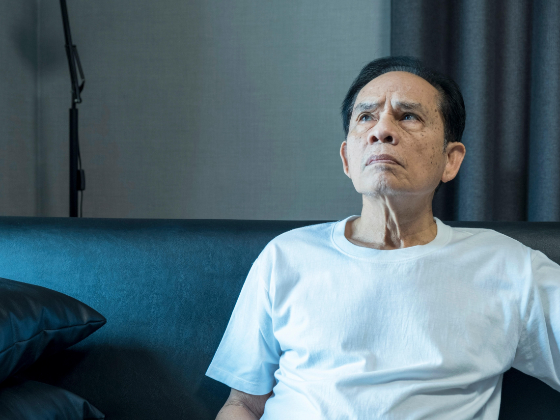 1個月沒探望，她驚見爸媽家變垃圾屋！專家盤點「長輩生活崩解4警訊」：防健康財務失衡先做3件事