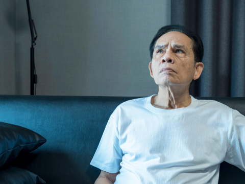 1個月沒探望，她驚見爸媽家變垃圾屋！專家盤點「長輩生活崩解4警訊」：防健康財務失衡先做3件事