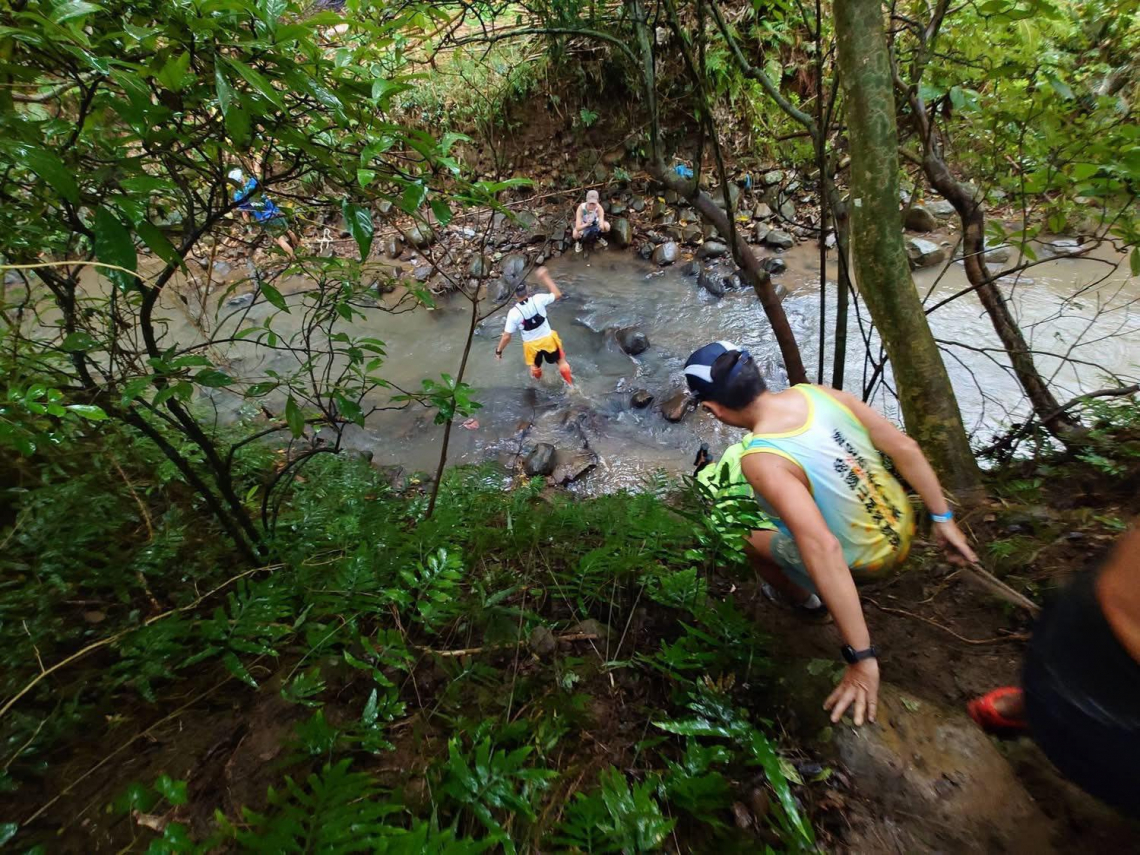 明明有好路卻偏要挑戰「歹路」！行經荒野、田埂…翻山越嶺，謝金河：這是大家喜歡的捷兔「野味」