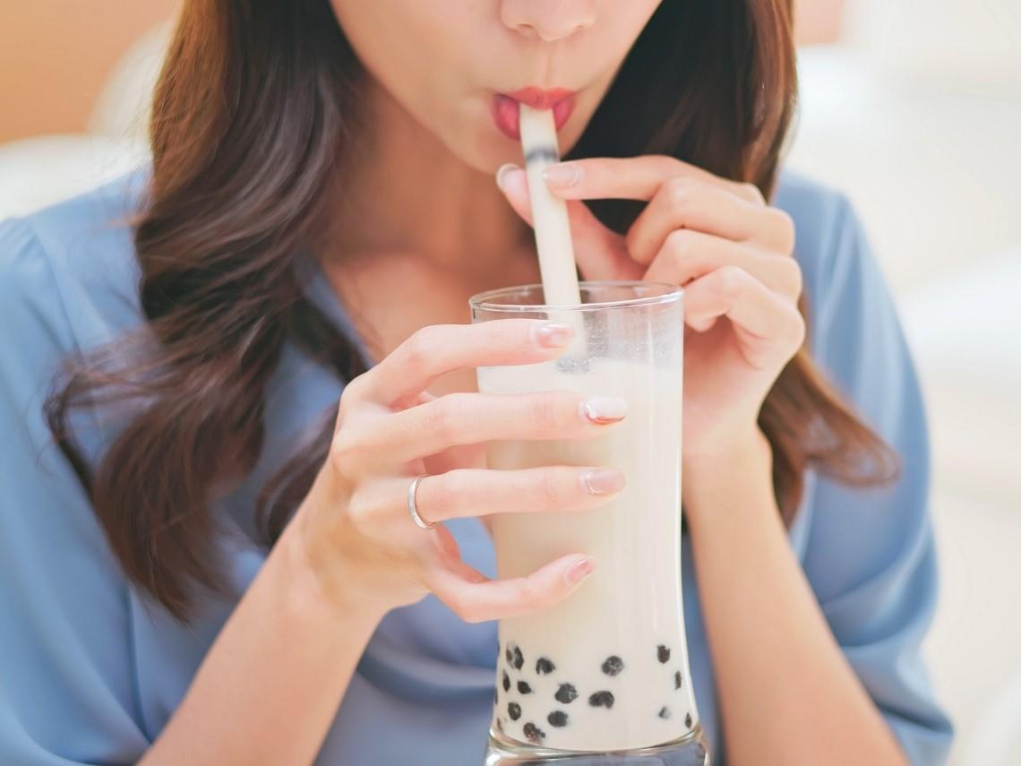 你也是咀嚼控嗎？「咀嚼系手搖飲」藏熱量陷阱：珍珠、粉條、蜜紅豆怎麼選？營養師激推「這樣配」