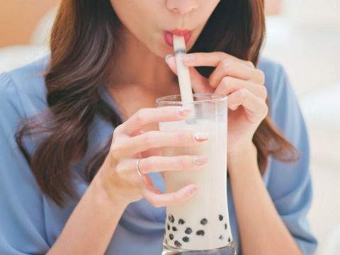 你也是咀嚼控嗎？「咀嚼系手搖飲」藏熱量陷阱：珍珠、粉條、蜜紅豆怎麼選？營養師激推「這樣配」