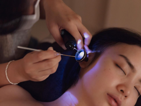 越式洗頭後耳朵癢爆，竟是「掏耳」惹禍！醫揭恐怖真相：耳道長滿黴菌…忽略1風險在家也中鏢