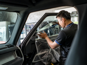 2026隔熱紙透光率法規！前擋70%、前側窗40%最快這時上路，舊車要重貼嗎、合格隔熱紙怎麼挑？