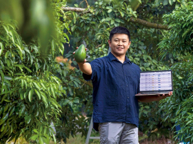 北賈科創》把新技術帶回家鄉  讓畜牧業不髒不累 用手機養豬  監控水質、精準餵食