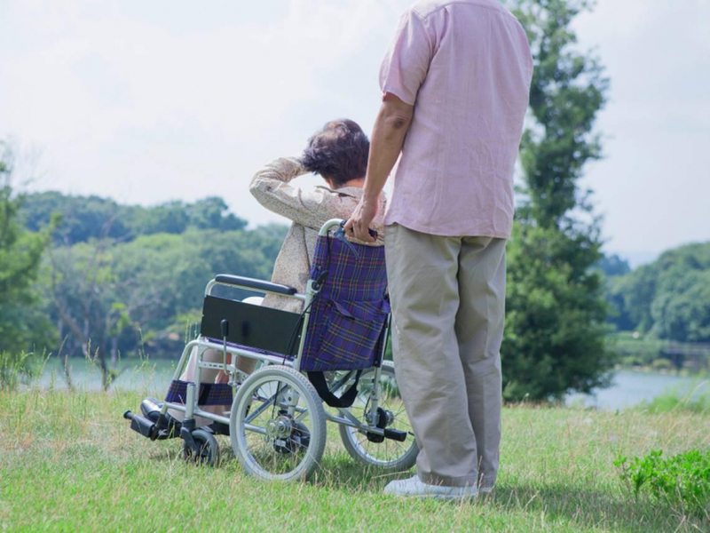 失智母被綁輪椅哀哭「求求你解開」他忍淚扣密碼鎖：14天連2摔，再摔就臥床了「媽對不起，不能讓妳自由行動」