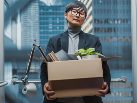 年關將近，老闆發信要員工共體時艱「自請離職」，他因「已讀不回」慘被退保合法嗎？這2招是救命草