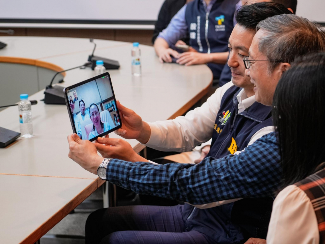 台大父女檔醫師路過誠品救人：我不是英雄只是盡天職…黃女士受傷報警，救護車來「我願意等一等」大無私