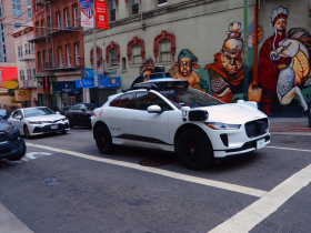 全自駕車不靠譜？舊金山停電紅綠燈沒了，Waymo癱瘓…馬斯克秒轉發說1句話！為何Tesla Robotaxi沒事