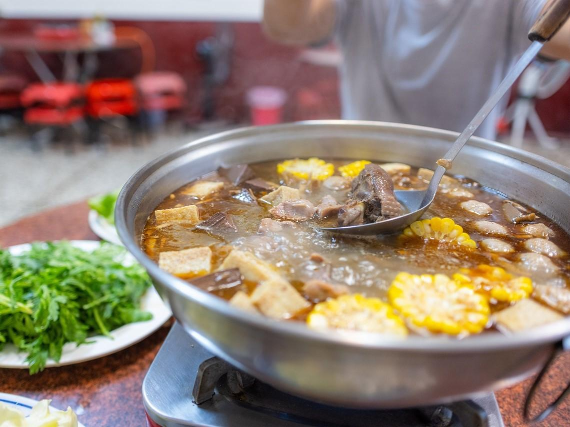 40多歲男吃薑母鴨「腦溢血」不治！營養師曝冬令進補「燒過仍殘留7成酒精」：3族群要少吃