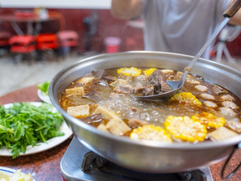 40多歲男吃薑母鴨「腦溢血」不治！營養師曝冬令進補「燒過仍殘留7成酒精」：3族群要少吃