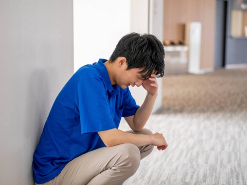 曾發誓不送爸媽到養老院，顧10年才懂現實殘酷…媽最後那句「想回家」撕裂孝子心：她該有多絕望