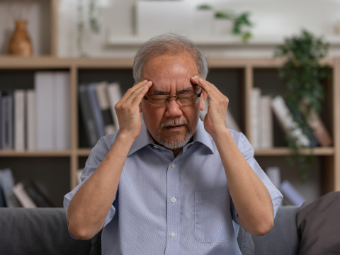 不是老化！70歲爺頭暈、常跌倒、視力變差…醫揭缺「1營養素」恐釀8症狀：吃素者最常中