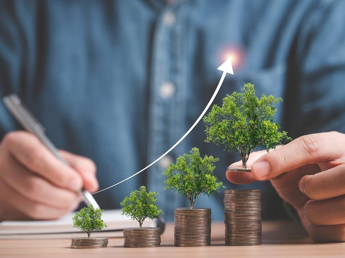 50歲萬年小主管存款僅20萬，被笑「理財已太遲」…他月省1萬做這件事：10年後太太「喜極而泣」