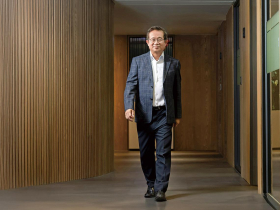 佔角成王　信驊林鴻明 