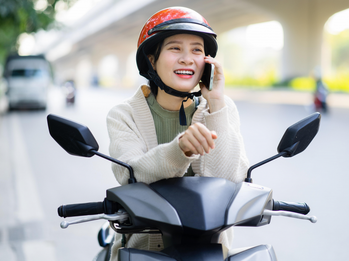 駕駛注意！騎車、開車拿手機、吸菸，最高罰1200元...用手機架也會收罰單？新制何時開始