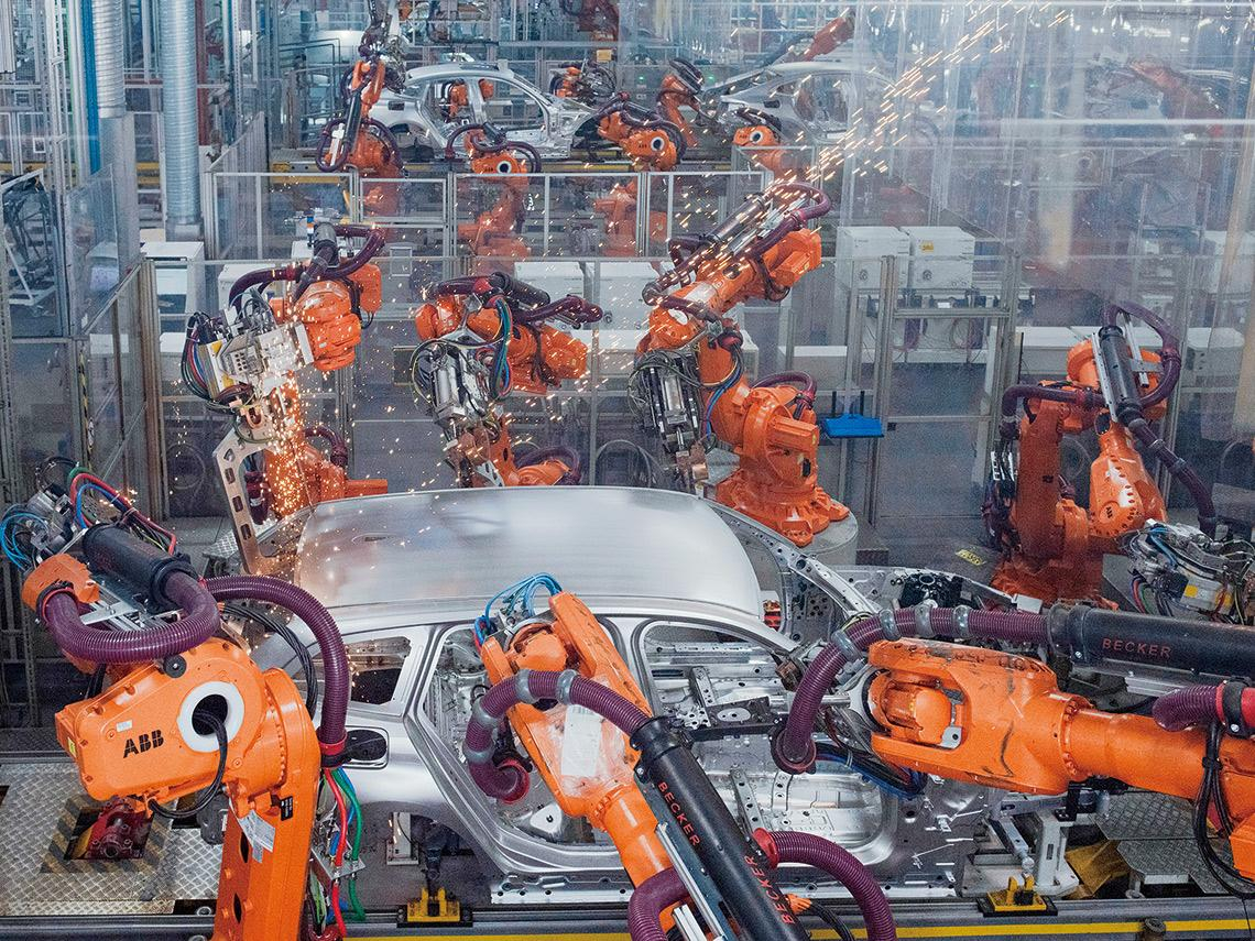 中美車企夾擊  歐洲車廠電動化轉型陷困境 燃油車禁令喊卡  歐盟遭批環保政策開倒車