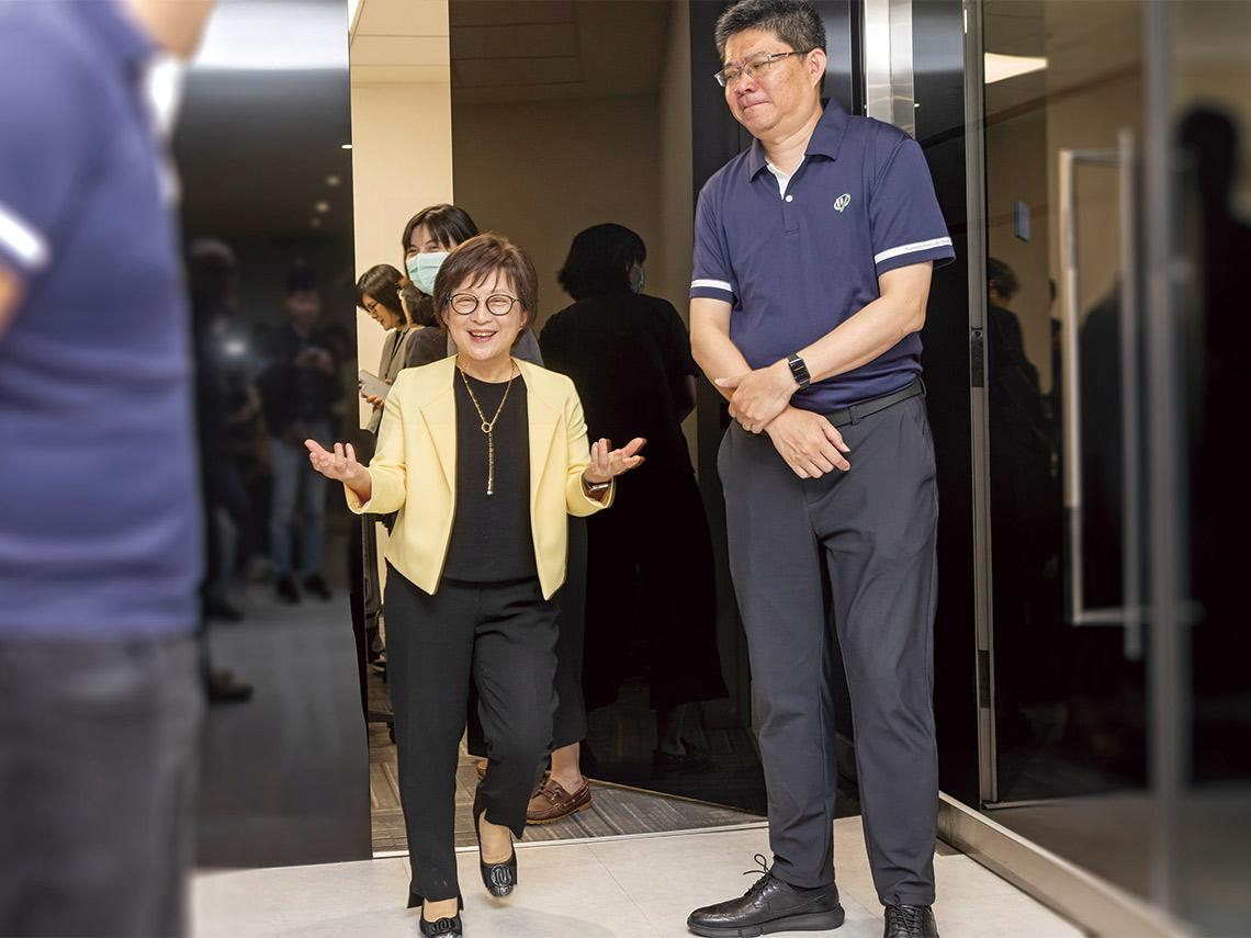 嬌小身影在浪頭上冒險前行 洪麗寗╲ 緯穎科技董事長