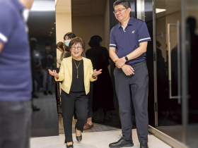 嬌小身影在浪頭上冒險前行 洪麗寗╲ 緯穎科技董事長