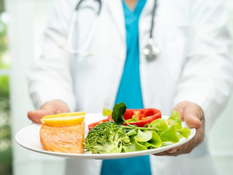 「不吃肉，只吃魚」3週，三酸甘油酯降一半！醫師實測分享「2大零負評食物」：降血壓還防中風、失智