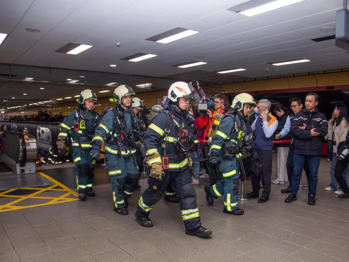 北車「今天此時此地」無差別攻擊演練！派出多名「歹徒」模擬丟汽油彈⋯1範圍內收細胞簡訊別被嚇到