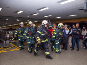 北車「明天此時此地」無差別攻擊演練！派出多名「歹徒」模擬丟汽油彈⋯1範圍內收細胞簡訊別被嚇到