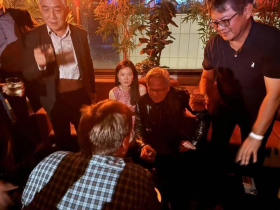 黃仁勳身邊「神秘女子」是誰？美媒爆輝達東南亞最大合作夥伴，陷晶片走私疑雲…公司回應了